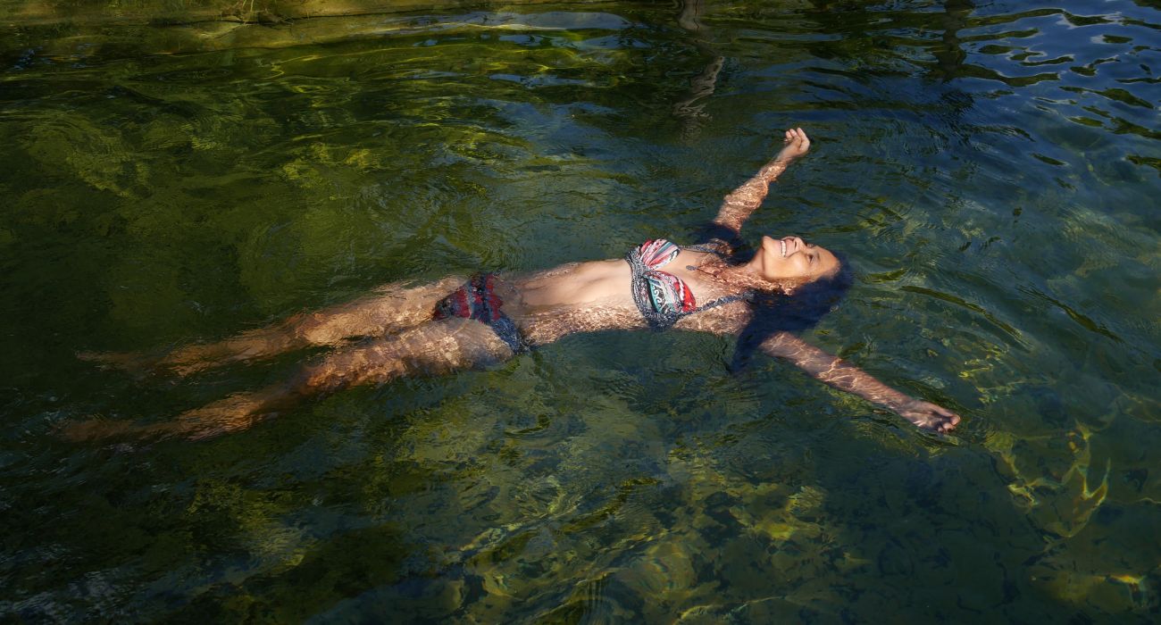 Personne qui nage dans la baignade naturelle