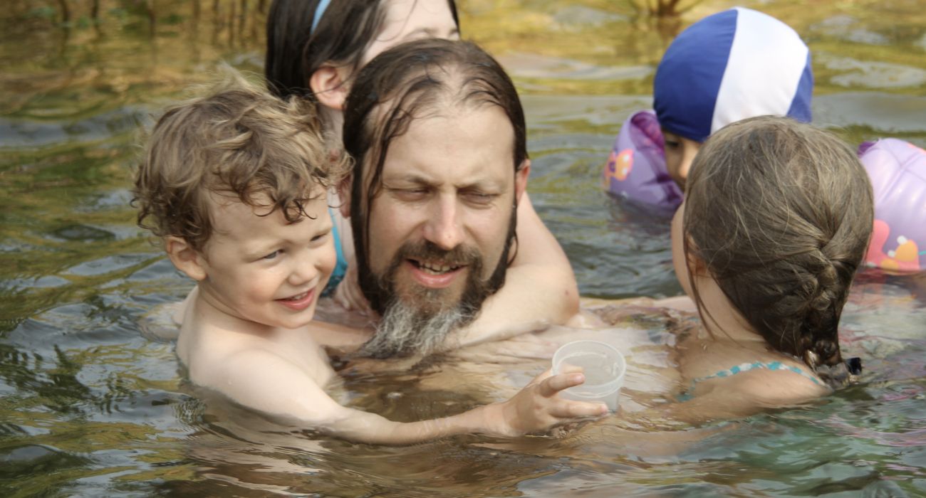 Enfants qui se baignent dans la piscine naturelle
