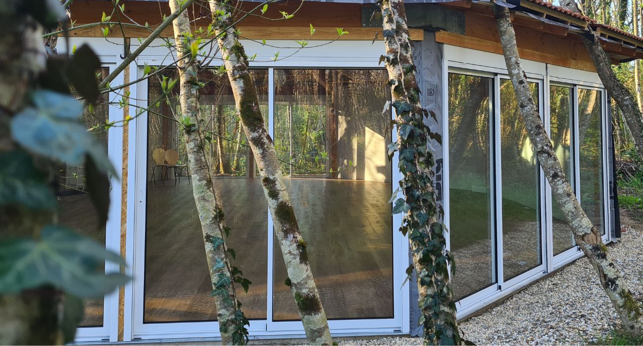 Salle de pratique avec de larges vitrages