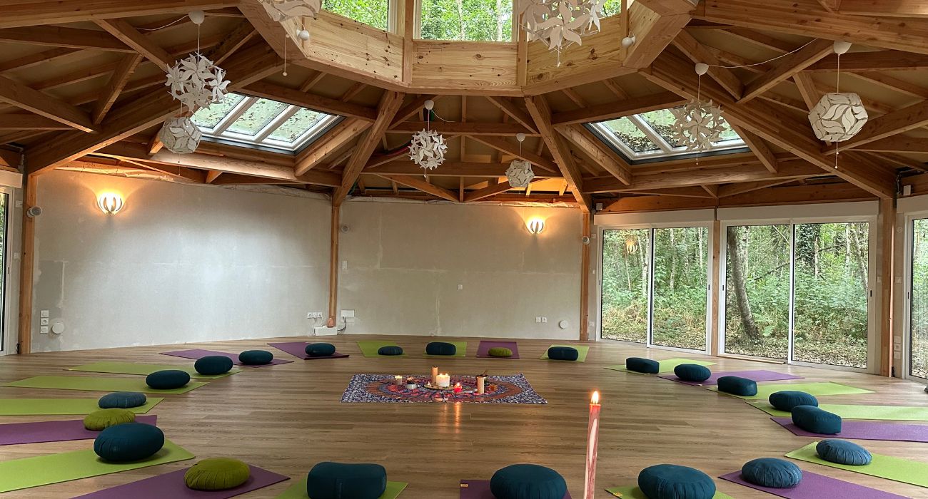 Salle de pratique - Vue sur la nature depuis l'intérieur du Dome végétal