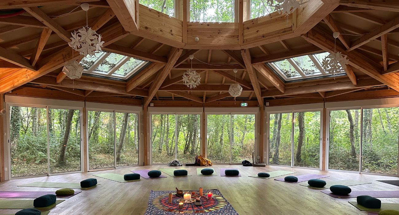 Salle de pratique - Vue sur la nature depuis l'intérieur du Dome végétal
