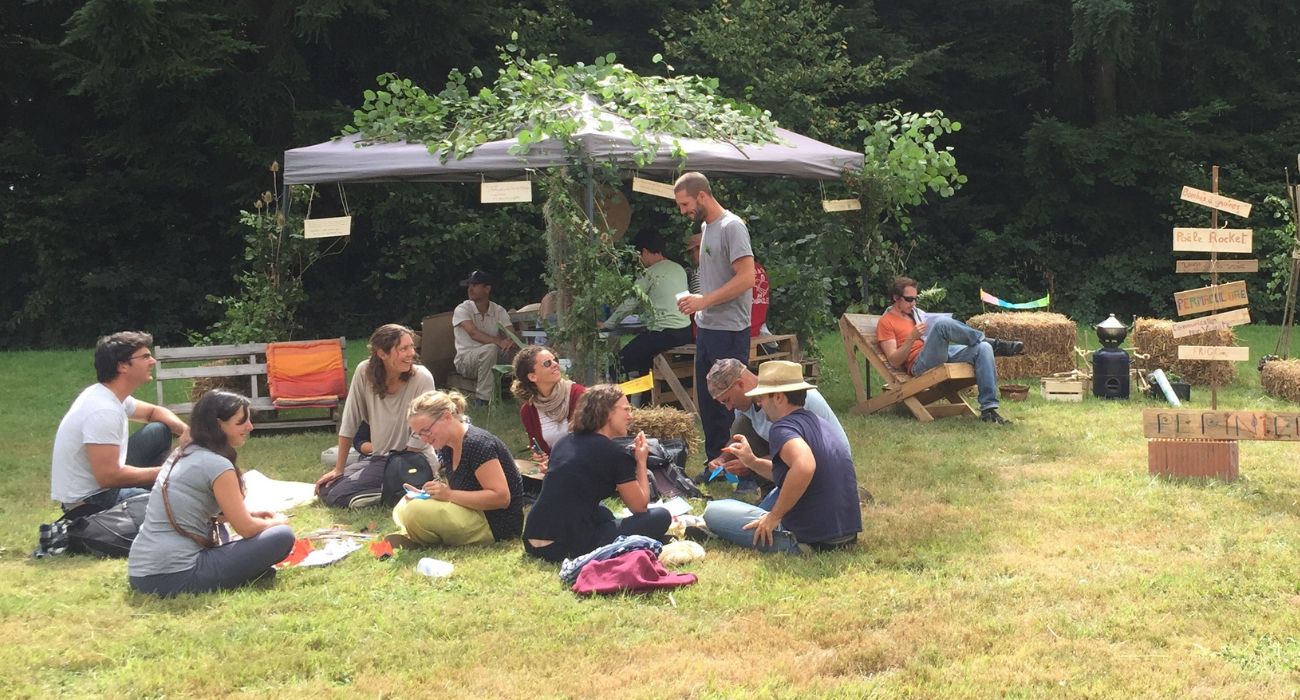groupe de réflexion dans l'herbe