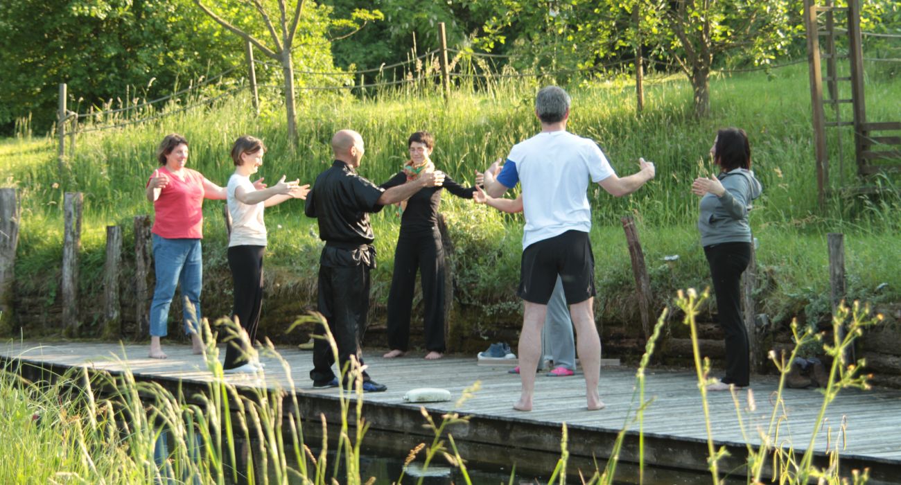 qi gong au bord de la piscine naturelle