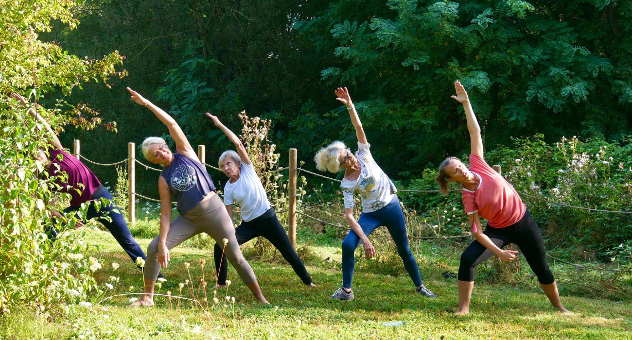 yoga au bord de l'espace de baignade naturelle