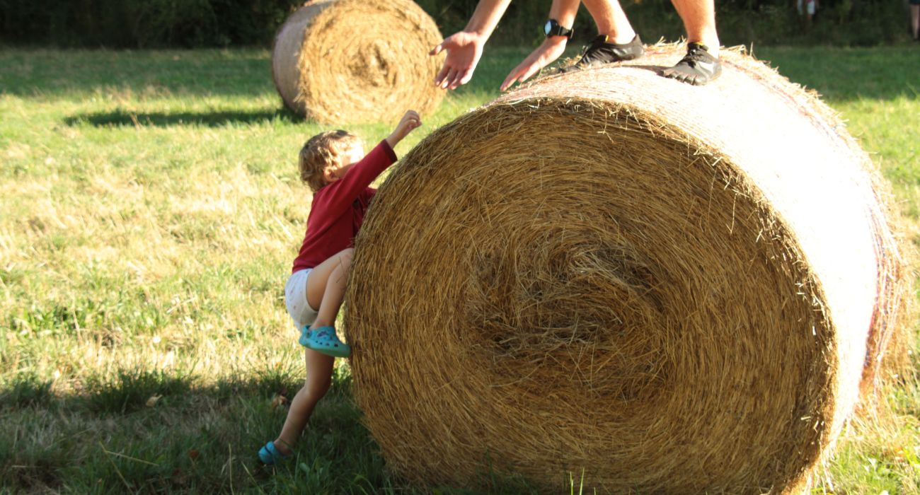 enfant botte de foin