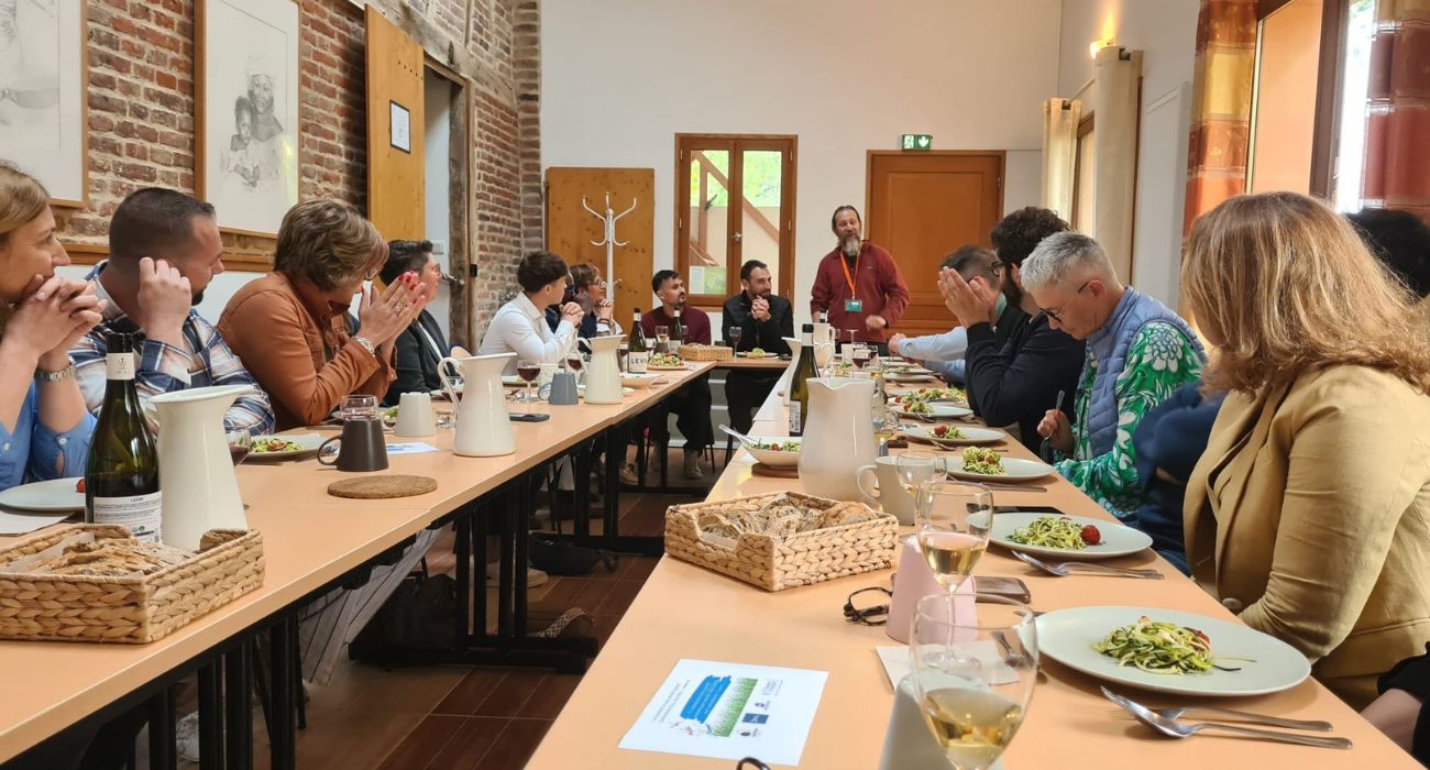 espace de repas pour grand groupe